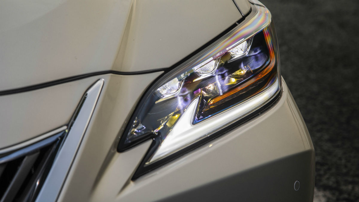 2019 lexus es review 300h ice ecru 12