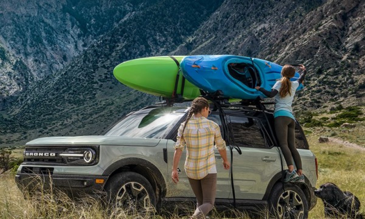 Ford Bronco with kayak on top